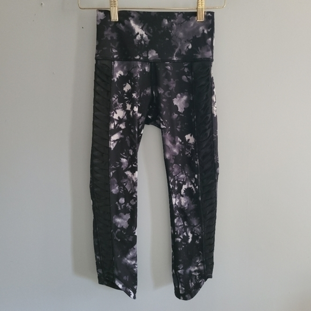 Lululemon Black‎ And White Abstract Floral Crop Leggings